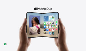 Kädet, jotka pitävät kädessään taitettavaa iPhone Duo -älypuhelinta, jonka avatulla näytöllä näkyy sovelluskuvakkeita.