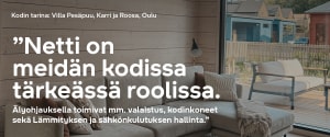 Moderni olohuone, jossa on suuret ikkunat, viihtyisä sohva ja näkymä puiselle terassille ja ulkoistuimille.