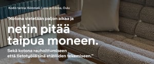 Viihtyisä, moderni olohuone, jossa on puinen nojatuoli ja kudottu matto, jonka päällä on suomenkielistä tekstiä koti-internetistä.