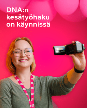 Hymyilevä nainen ottaa selfien videokameralla; suomenkielinen teksti mainostaa DNA:n kesätyöhakemuksia.