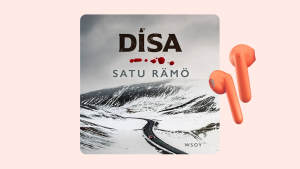 Satu Rämön teoksen Disa äänikirjan kansi, jossa näkyy korallinväriset langattomat kuulokkeet.