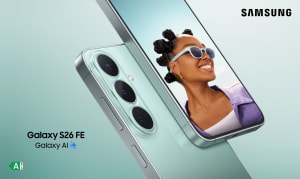 Mintunvihreän Galaxy S26 FE -puhelimen näytöllä näkyy hymyilevä nainen, jolla on aurinkolasit.