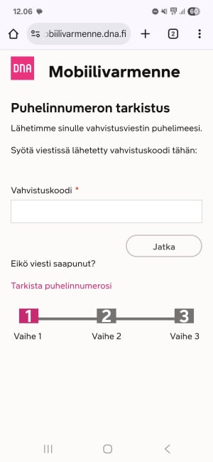 Matkapuhelimen näyttö, jossa näytetään mobiilivarmennussivu, jossa pyydetään tekstiviestillä lähetettyä koodia ja jossa on 3-vaiheinen etenemispalkki.