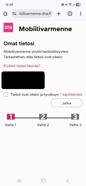 Mobiilin suomenkielinen todennusnäyttö, jossa näkyy etenemispalkki, jossa on kolme vaihetta ja lomake henkilökohtaisia tietoja varten.