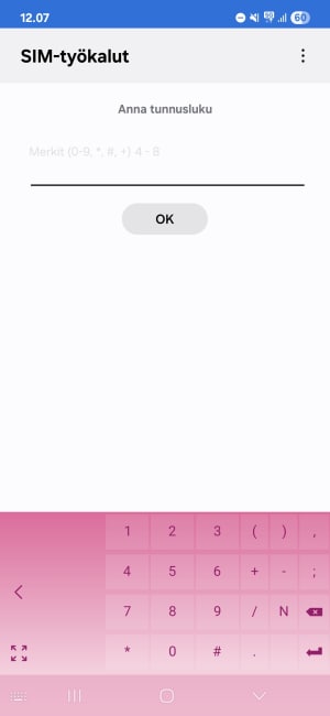 Suomalaisen SIM-työkalun näytöllä kysytään PIN-koodia, ja sen alareunassa on vaaleanpunainen numeronäppäimistö.