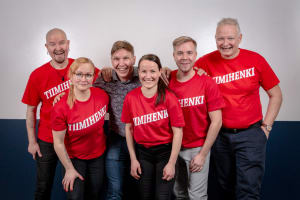 Tiimihenki-yritystä luotsaava Tapio Keränen (keskellä) elää kiireistä pienyrittäjän arkea, johon DNA:n asiantunteva apu ja toimivat yhteydet tuovat helpotusta.