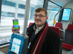 Huhtikuussa HSL:n järjestelmään avautuu maailman ensimmäinen joukkoliikenteen avoin lippurajapinta, kertoo tietoliikennepäällikkö Seppo Perkiö. Kuva: Peter Forsgård.