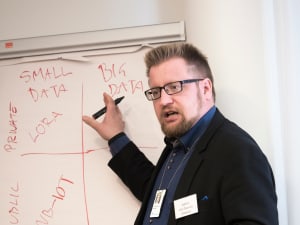 Etteplanin teknologiajohtaja Jaakko Ala-Paavola keskustelee NarrowBand IoT:stä.