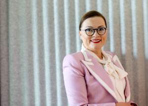 DNA:n yritysliiketoiminnan johtaja Anna-Mari Ylihurula katsoo hymyillen kameraan.