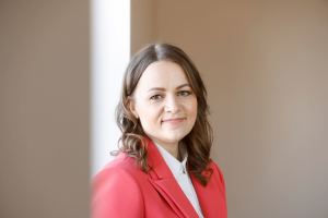 AI Finlandin johtaja Karoliina Partanen katsoo suoraan kameraan