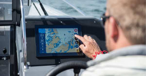 Uusista automalleista tutut kosketusnäytöt tekevät tuloaan nyt myös huviveneisiin.