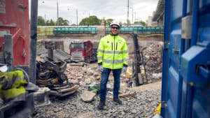 ”Kaivurin kauhan viuhuessa koordinaatit päivittyvät reaaliajassa dataverkon yli. Kun valtava määrä aineistoa liikkuu langattomasti ja reaaliaikaisesti, täytyy verkon toimia luotettavasti”, kuvailee Destian Pasi Nurminen vauhtia ja tarkkuutta. Kuva: Pasi Salminen