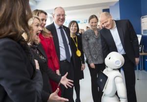 Telenor-NTNU-AI-Labin avajaiset Trondheimissa 2017. Oikealla Telenor Groupin toimitusjohtaja Sigve Brekke.