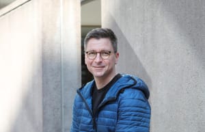 ”Niin sanottu omadata-ajattelu todennäköisesti yleistyy”, uumoilee Teemu Roos, tekoälyyn erikoistunut Helsingin yliopiston tietojenkäsittelytieteen professori. Kuvaaja: Maarit Kytöharju