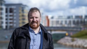 Relexin Eero Äijälä auttaa työssään poikkeusoloissa myrskyn silmään joutunutta kaupan alaa. Kuva: Peter Forsgård.