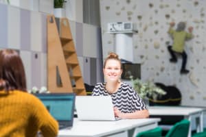 Aku Varamäki pitää kursseja Innovation House Finland -coworking-tilassa. Jotkin suuret yritykset tuovat tiloihin kokonaisia tiimejä hakemaan uudenlaisia oivalluksia.