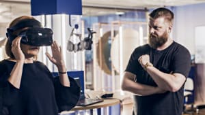 Aleksis Karme ohjaa simulaatiota Helsinki XR Centerissä.