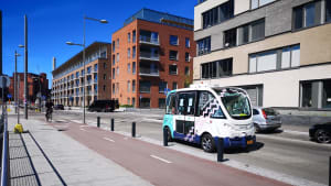 Robottibussi osaa suunnistaa Kalasataman kaduilla. Kuva: Ville Arffman