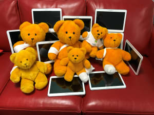 Lastenklinikoiden kummit saavat DNA:lta lahjaksi 150 tablettia, jotka jaetaan lasten iloksi Suomen kaikille yliopistollisille lastenklinikoille.