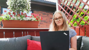 Vilma Karppinen opiskelee psykologiaa Alankomaissa, iloitsee mutkattomista kesätöistään DNA:lla ja nauttii työpäivien lomassa Suomen kesästä.