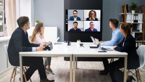 Tässä on hybridipalavereiden voimaviisikko! Näin järjestät onnistuneen kokouksen