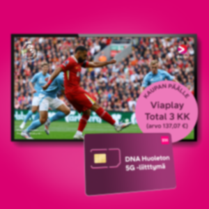 Jalkapallo-ottelu televisiossa, Viaplay-tarjousmerkki ja DNA 5G SIM-kortti vaaleanpunaisella taustalla.