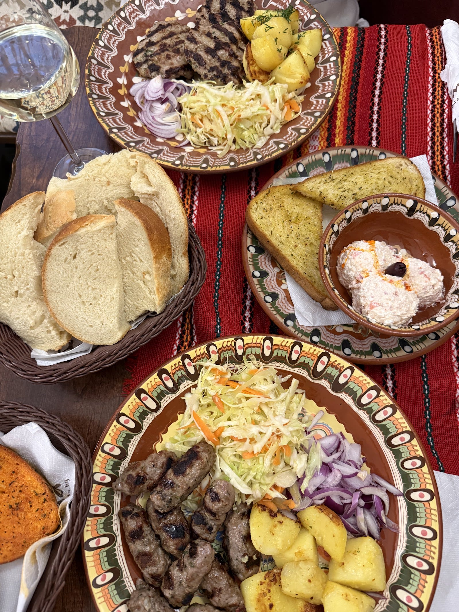 Izbata Tavern — снимка 3