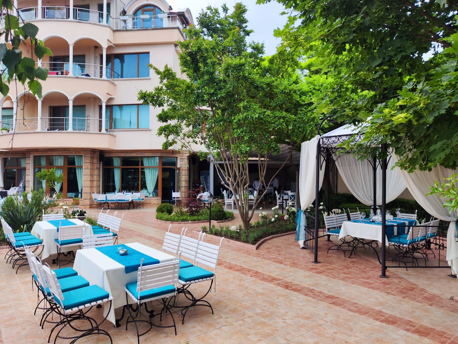 Restaurant "Zharden Blan"