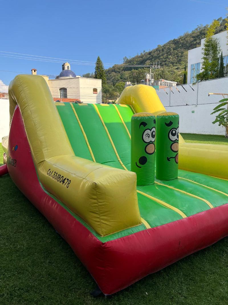 Brincolin montaña verde