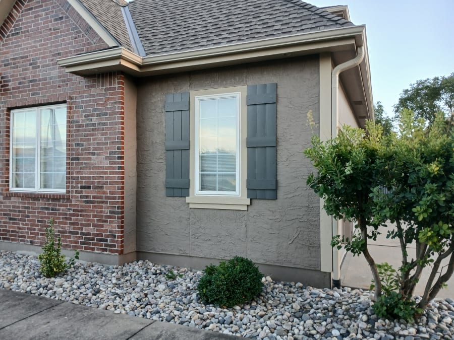5-inch seamless gutters, downspouts, Lee's Summit, MO, photo 2 of 4