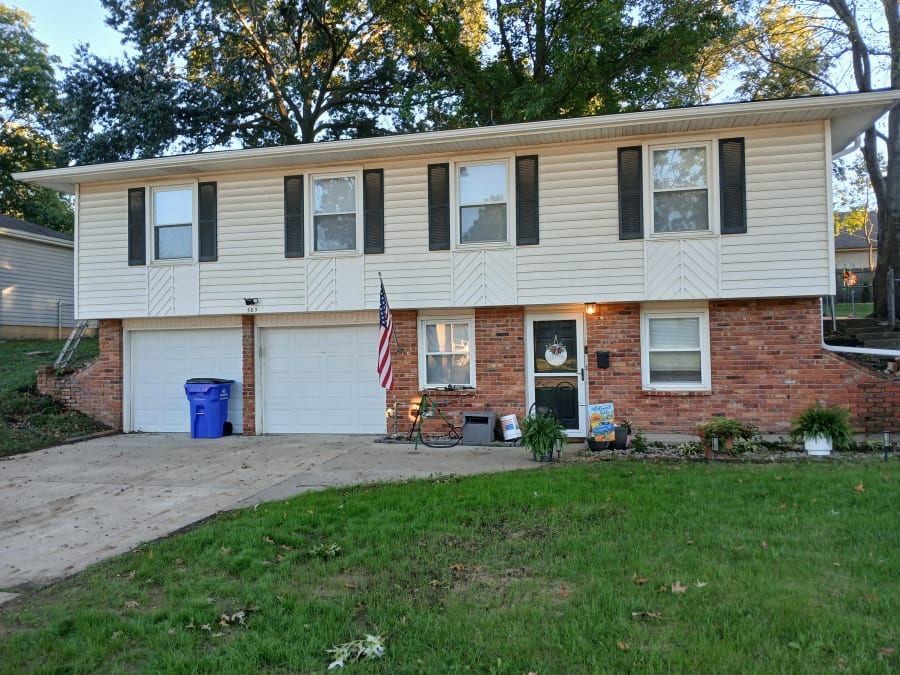 5-inch seamless gutters, downspouts, fascia, Lee's Summit, MO, photo 2 of 4