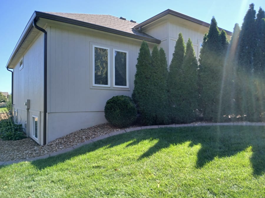 6-inch seamless gutters, downspouts, Lee's Summit, MO, photo 4 of 4
