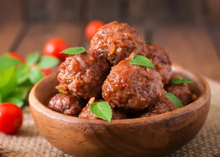 albóndigas de carne en salsa de tomate