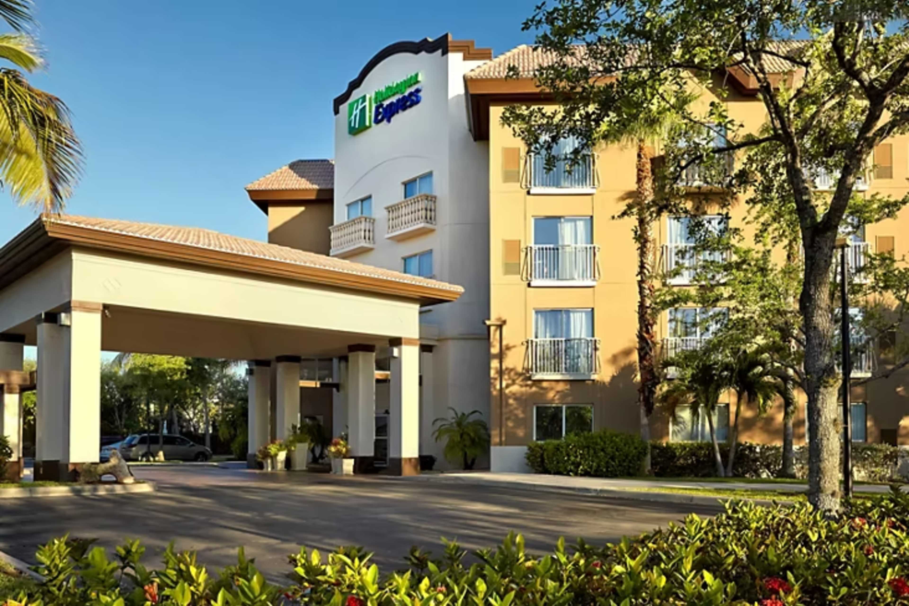 View of the entrance to Holiday Inn Express Naples Downtown