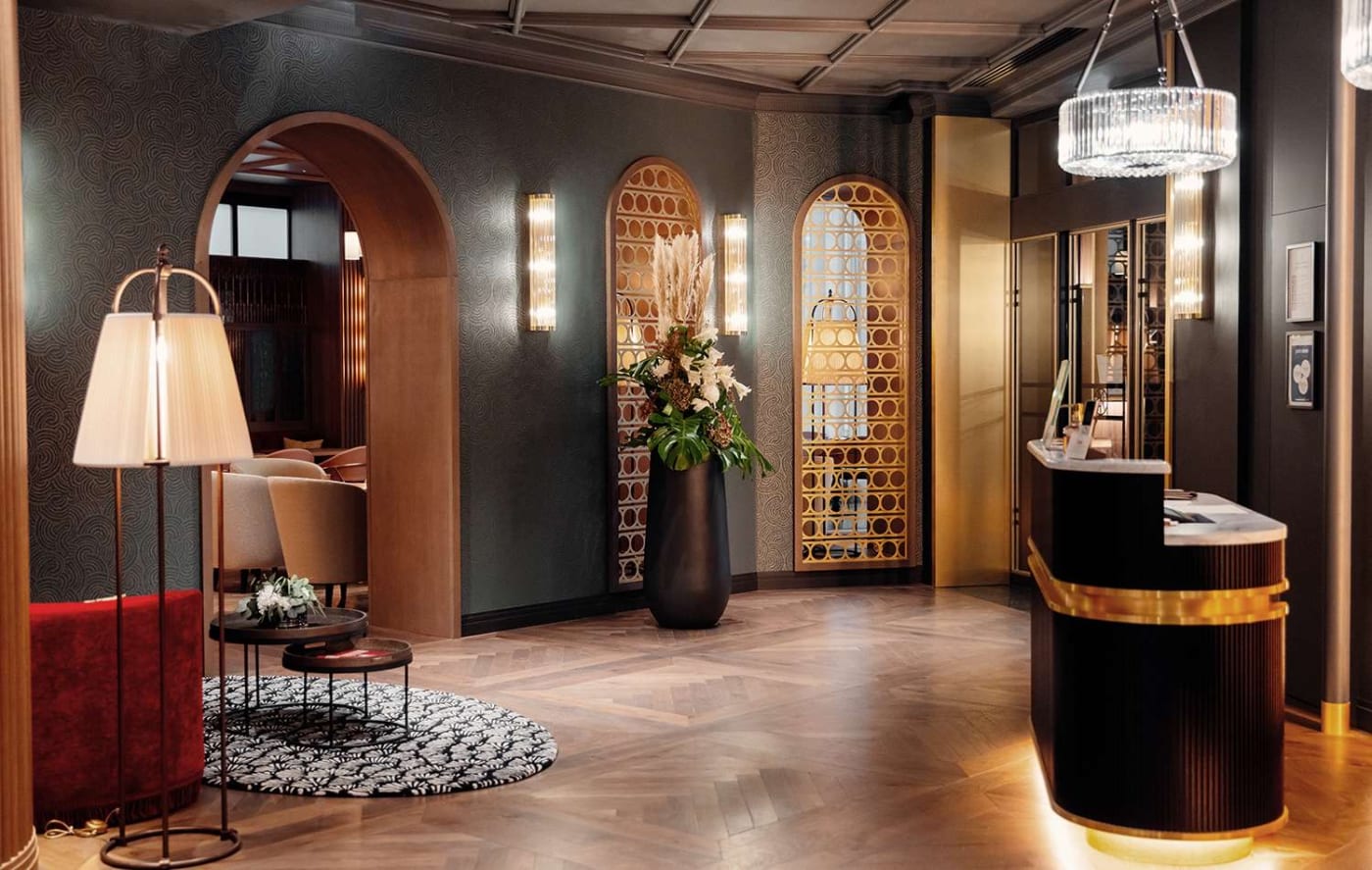 The lobby and Art Deco reception desk of the Maison Rouge Strasbourg