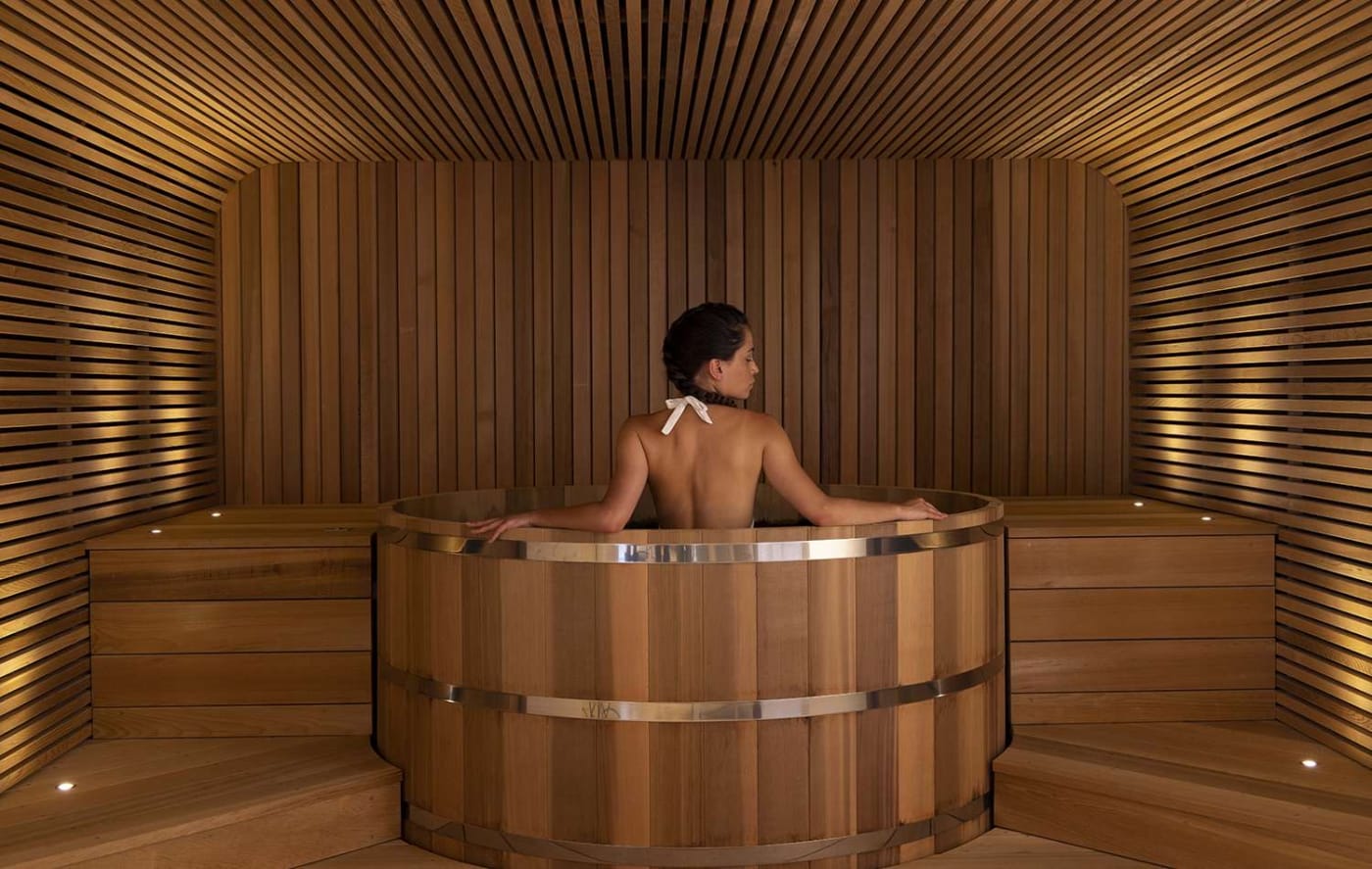 The jacuzzi at the Maison Rouge Strasbourg spa in a wooden alcove