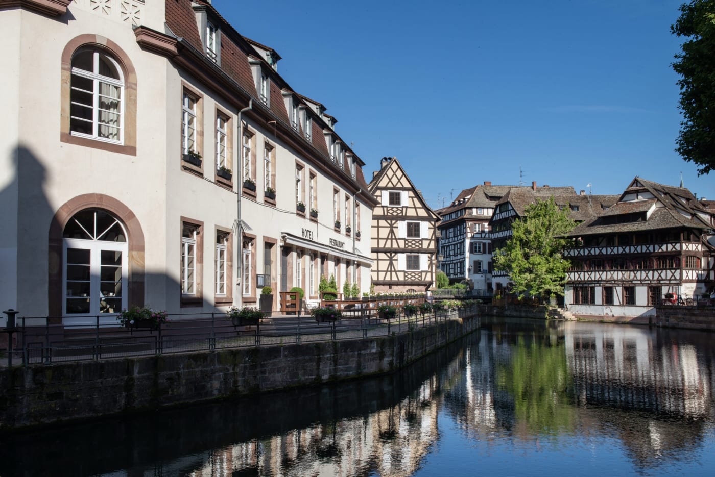 Die Fassade des Hôtel & Spa Régent Petite France am Ufer der Ill