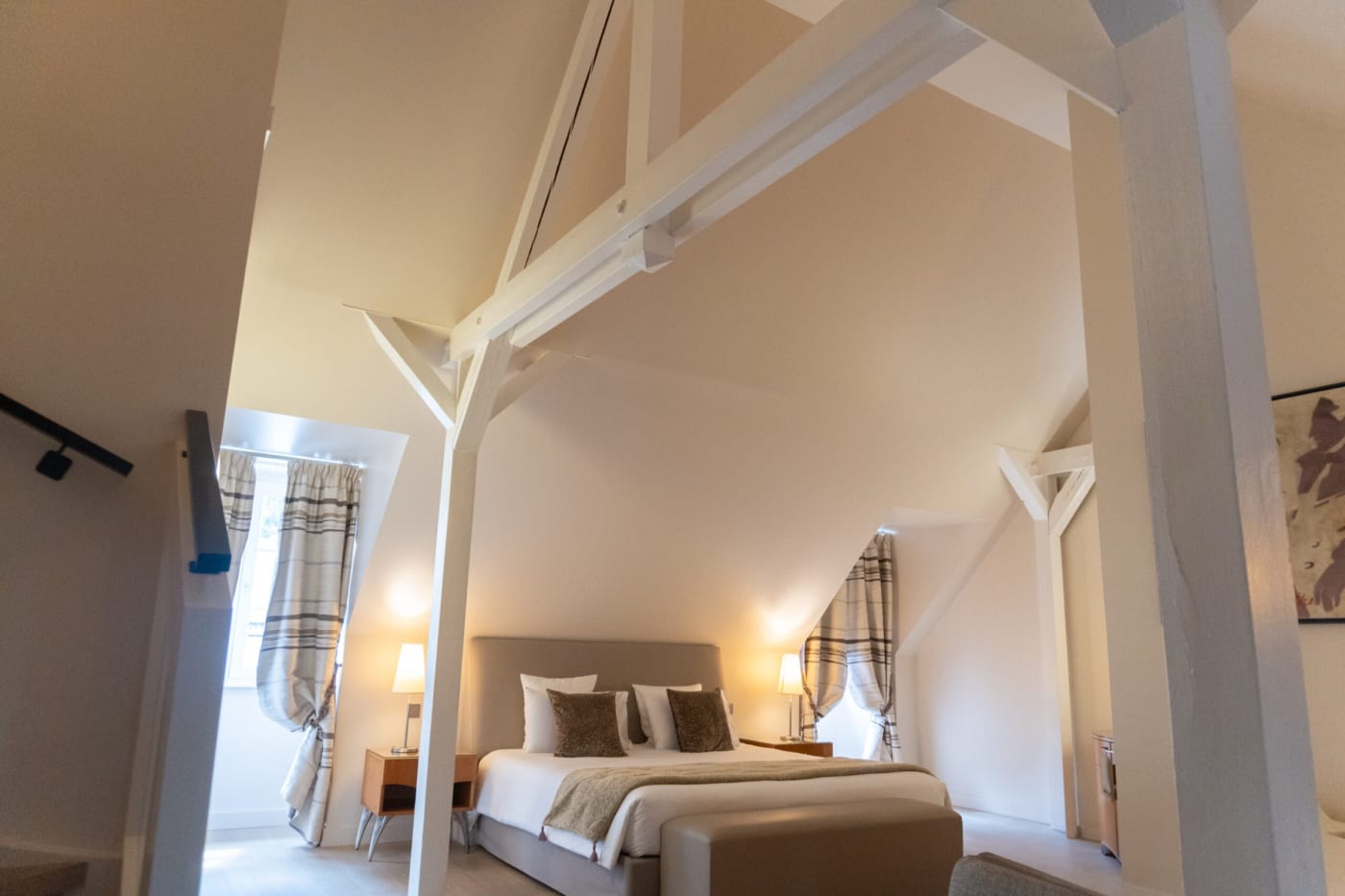 Ein Zimmer unter offenem Dachstuhl im Régent Petite France