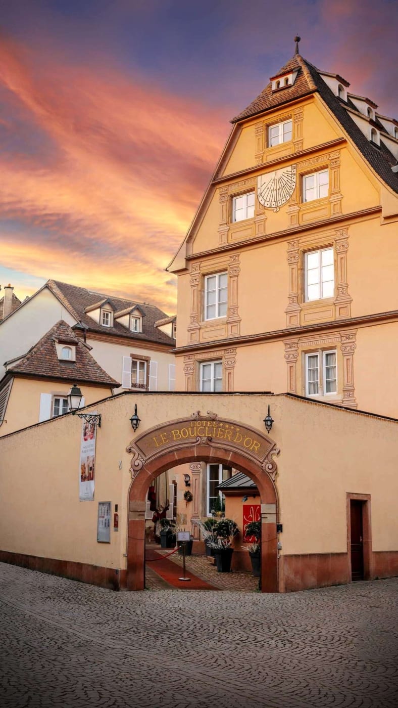 Die Fassade und das Tor des Hôtel Le Bouclier d'Or, rue du Bouclier in Straßburg