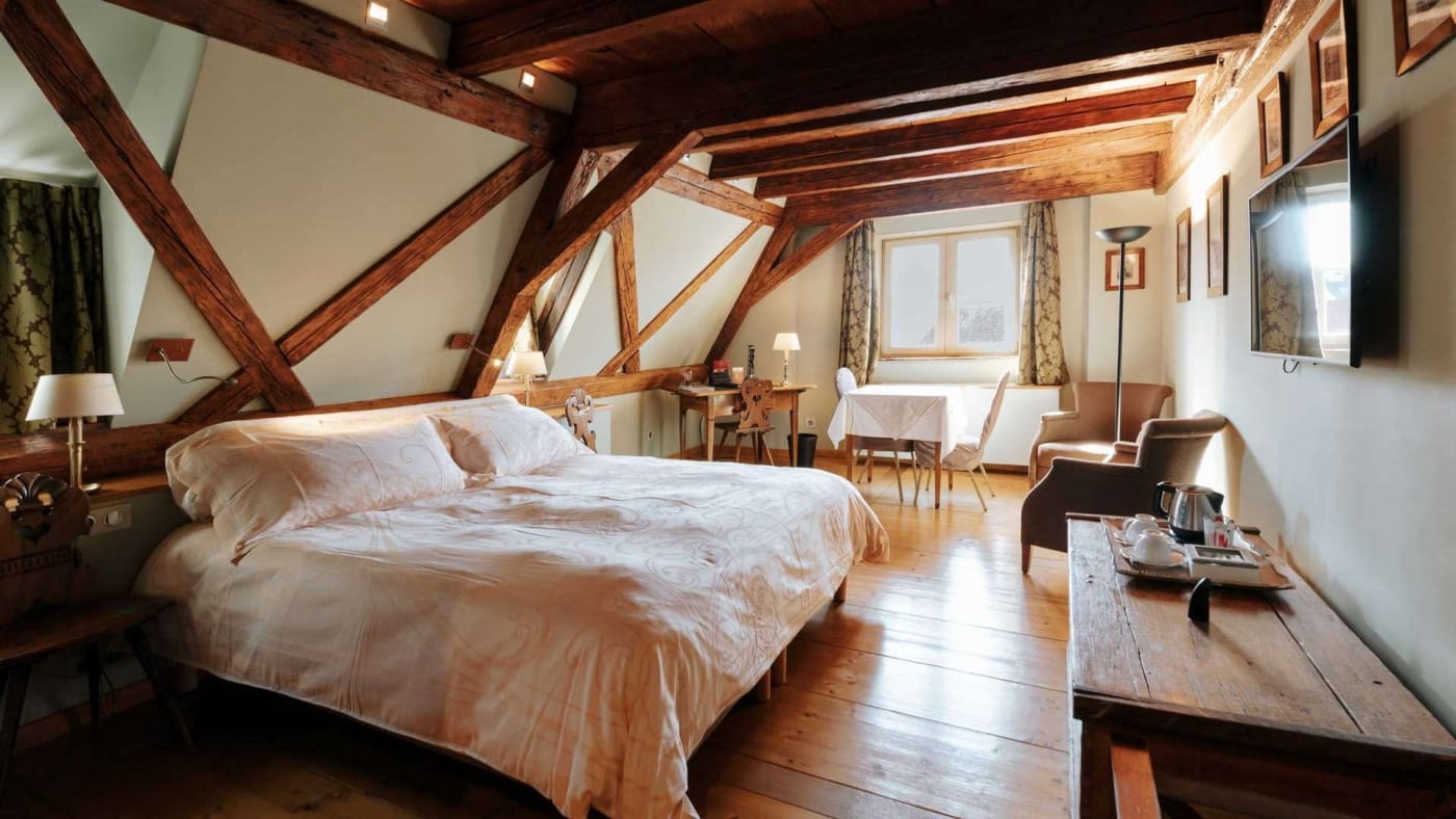 Eine Junior Suite unter den Holzbalken des Le Bouclier d'Or