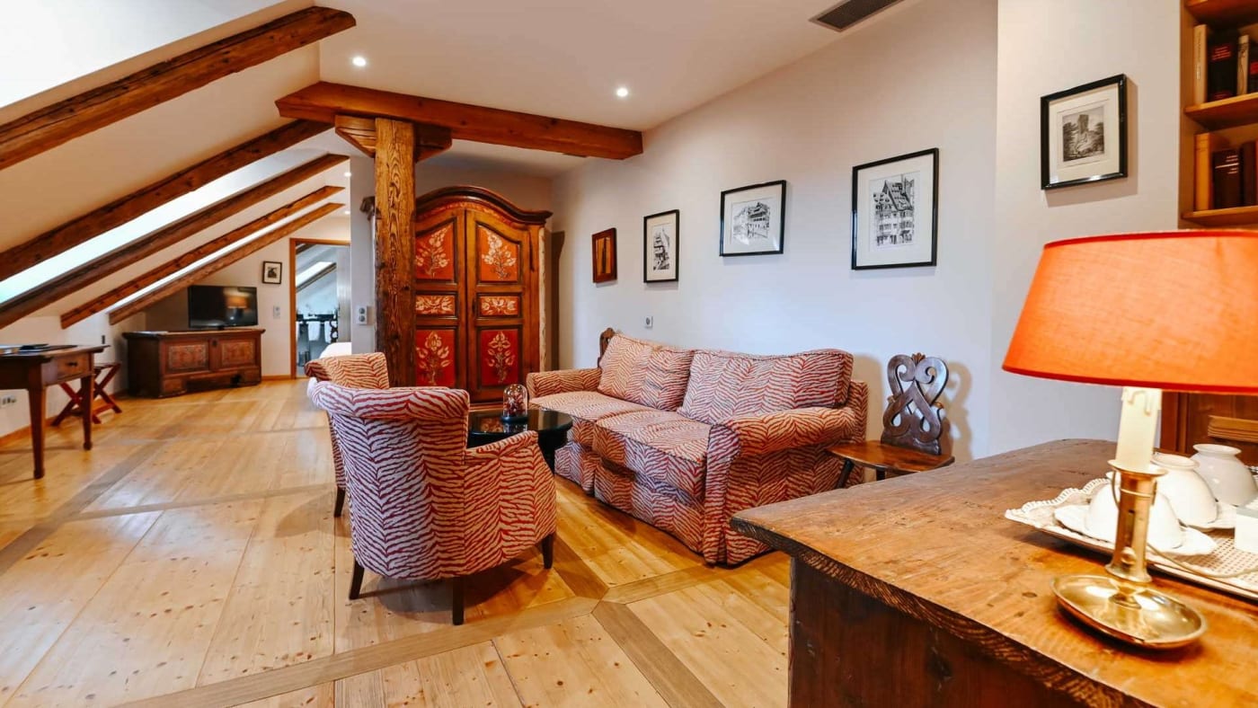 Der Salon einer Suite unter dem Dachgebälk des Bouclier d'Or