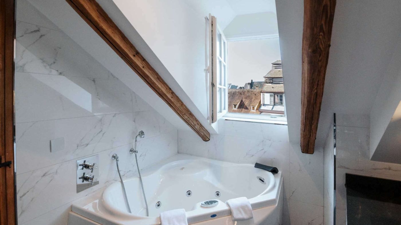 Das Badezimmer einer Suite mit Whirlwanne im Bouclier d'Or