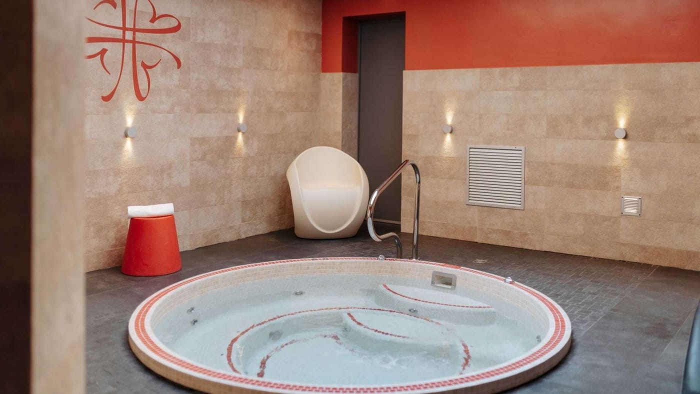 Der Whirlpool mit Briare-Emaille des Le Bouclier d'Or