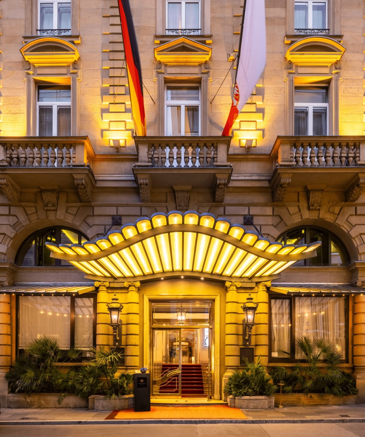 A entrada iluminada do Steigenberger Icon Frankfurter Hof na Kaiserplatz