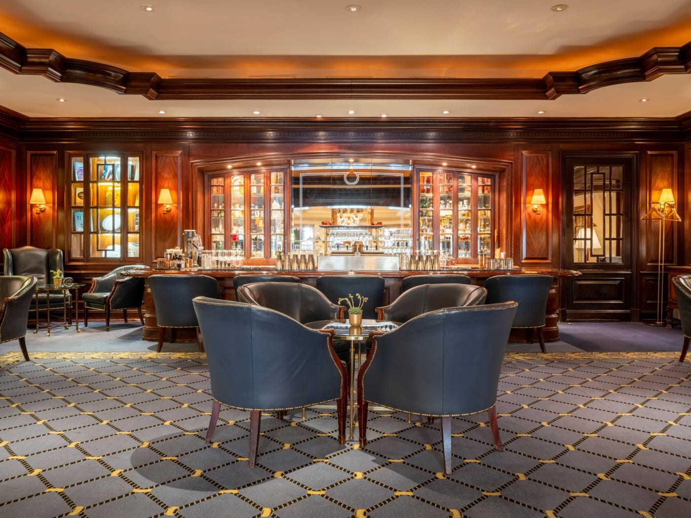 O Autorenbar, o bar revestido a madeira do Frankfurter Hof