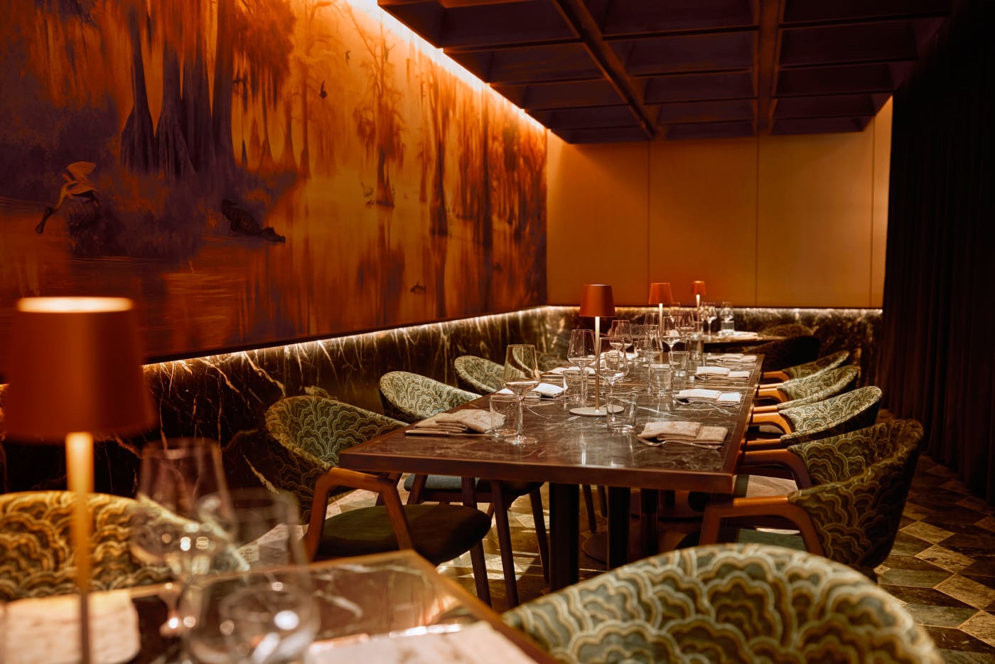 El salón privado de Delmonico Steakhouse y su fresco de bayou cobrizo