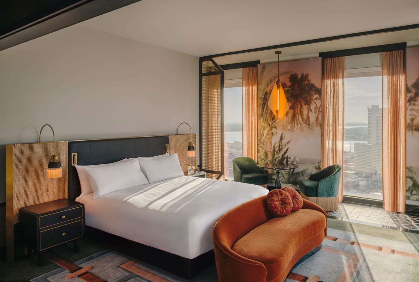 Una habitación del Fairmont New Orleans, cama king, sofá de color cobre y cabecero de rejilla