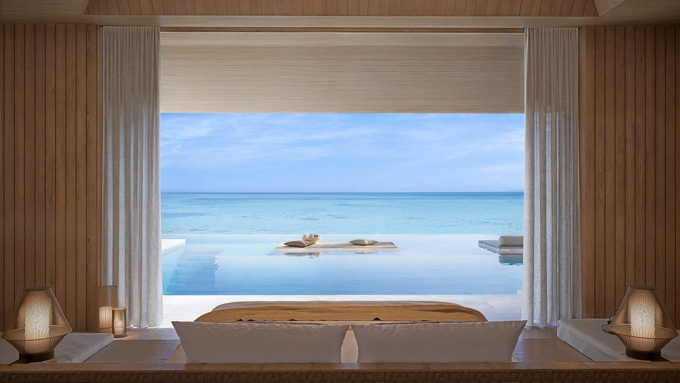 Rendering des Schlafzimmers eines Strandpavillons mit einem Schlafzimmer im künftigen Aman-Resort auf den Malediven (Amanolu), zum Pool und zur Lagune hin offen