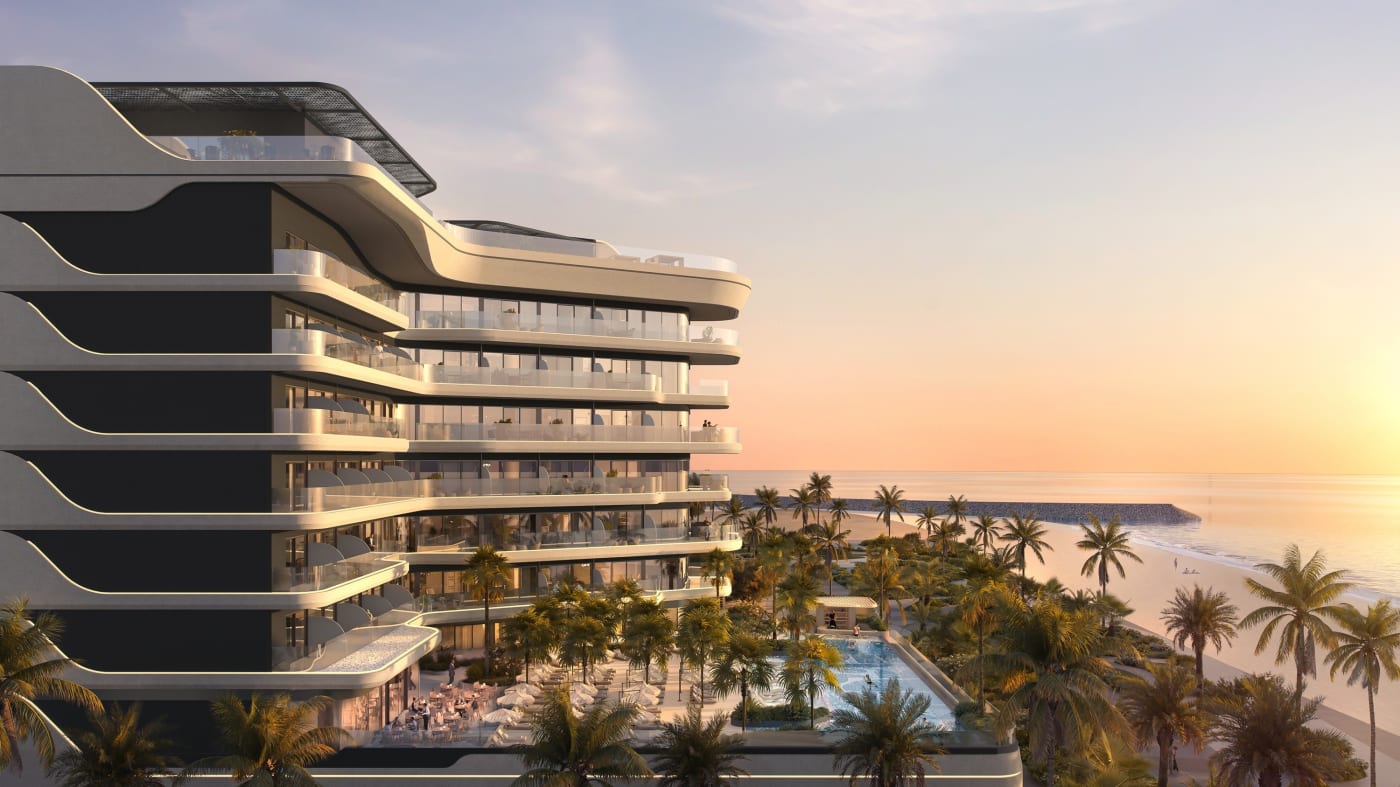 Rendering des Ampersand Beach House, Colbert Collection, auf Dubai Islands: terrassierte Fassade, Pool und Strand bei Sonnenuntergang