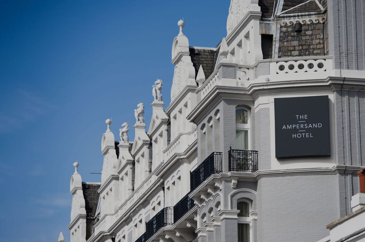 Viktorianische Fassade des Ampersand Hotel in South Kensington, London, Vorbild für das Ampersand Beach House